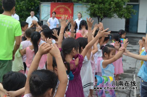 宜宾留宾乡积极开展留守儿童义诊活动(图1) 宜宾留宾乡积极开展留守儿童义诊活动(图1)