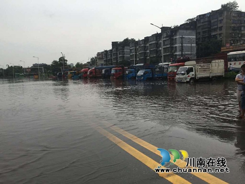 暴雨突袭阻断交通 宜宾“浇警”坚守保畅通(图4) 暴雨突袭阻断交通 宜宾“浇警”坚守保畅通(图4)