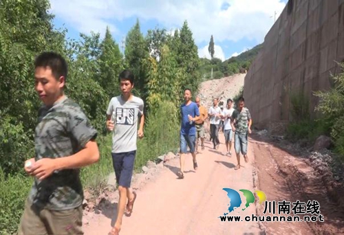 古蔺县国土资源局：多种形式庆“八一”(图1)