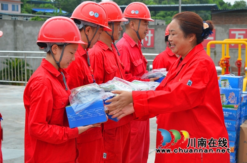 泸州市总工会领导慰问蜀南气矿职工(图2) 泸州市总工会领导慰问蜀南气矿职工(图2)