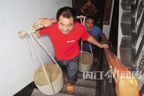 “甜城棒棒军”:一根棒两个筐“挑出”一套房(图1) “甜城棒棒军”:一根棒两个筐“挑出”一套房(图1)