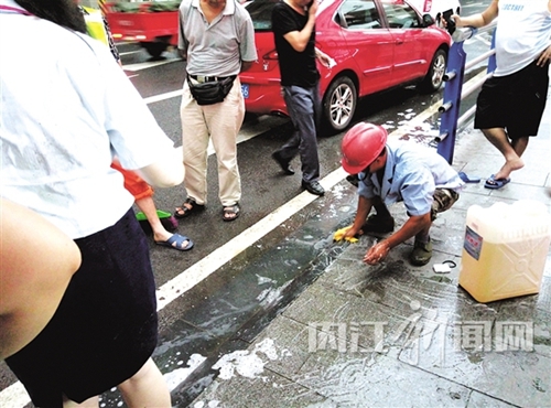 内江男打倒洗洁精“放翻”女子 未道歉引来警察(图2) 内江男打倒洗洁精“放翻”女子 未道歉引来警察(图2)