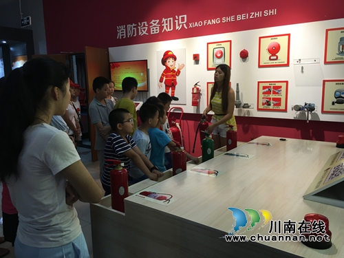 红星街道龙桥子社区开展“一起学安全”亲子活动(图1) 红星街道龙桥子社区开展“一起学安全”亲子活动(图1)