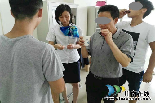 泸州驾考生中暑 车管所提供药品等应急治疗(图1) 泸州驾考生中暑 车管所提供药品等应急治疗(图1)