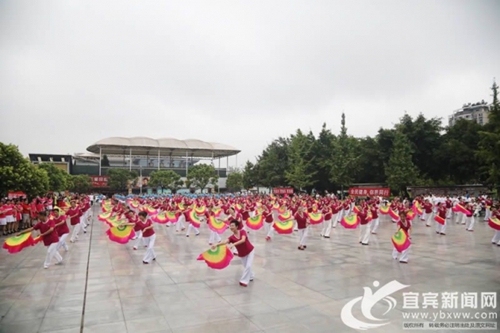 迎全民健身日&nbsp;宜宾700多市民扭秧歌打太极(图1)