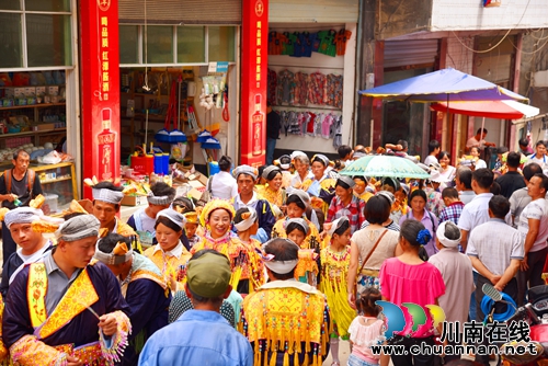 古蔺县马嘶苗族乡苗族“赶苗场”(图2)