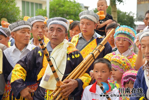 古蔺县马嘶苗族乡苗族“赶苗场”(图3)