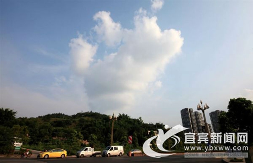 今夏天空频现“宜宾蓝” 市民点赞空气质量提升(图4) 今夏天空频现“宜宾蓝” 市民点赞空气质量提升(图4)