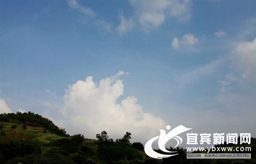 今夏天空频现“宜宾蓝” 市民点赞空气质量提升(图7) 今夏天空频现“宜宾蓝” 市民点赞空气质量提升(图7)