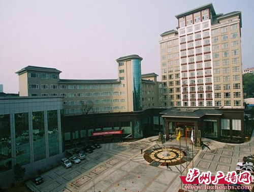 开车穿行酒城宾馆被收5元停车费 市民喊“冤”(图1) 开车穿行酒城宾馆被收5元停车费 市民喊“冤”(图1)