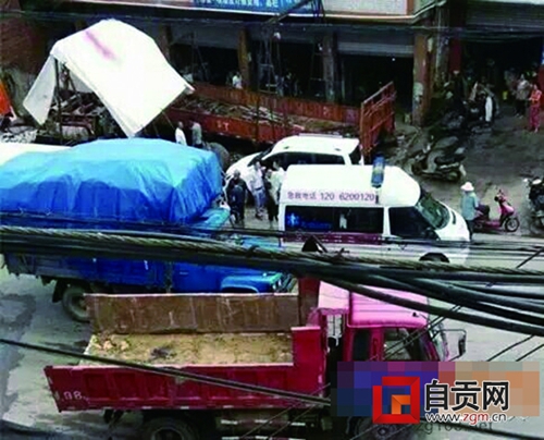 自贡小伙雨天修车被电死 父亲帮忙也险些丢命(图1) 自贡小伙雨天修车被电死 父亲帮忙也险些丢命(图1)