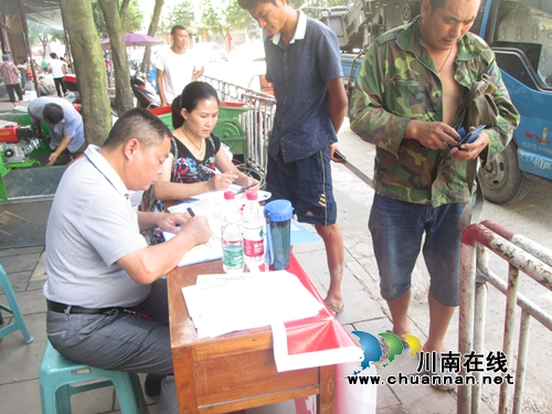 泸县云龙：开展跨区水稻收割机安全联合大检查(图2)