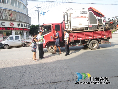 泸县云龙：开展跨区水稻收割机安全联合大检查(图1)