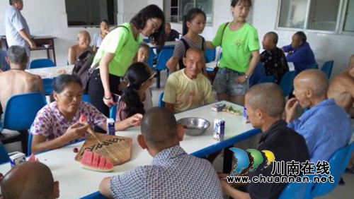 宜宾汪家镇：大学生情系敬老院&nbsp;关怀送健康(图1)