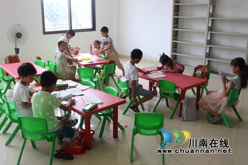 玉蟾街道：夏令营活动让留守儿童愉快度假(图1)