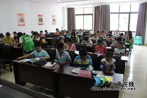 玉蟾街道：夏令营活动让留守儿童愉快度假(图2)