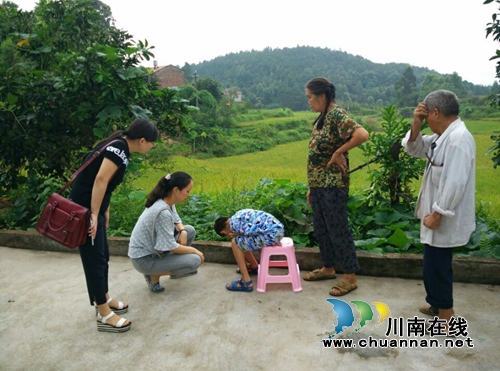 宜宾南溪区卫计局慰问黄沙镇“特殊计生家庭户”(图1)