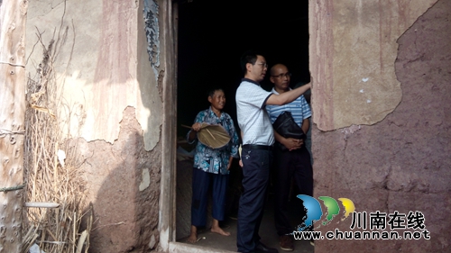 泸县司法局到石桥镇吉祥村走访贫困户(图1)