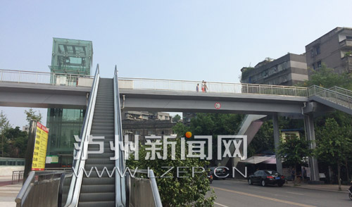 泸州首座人行天桥电梯今起投用(图1) 泸州首座人行天桥电梯今起投用(图1)