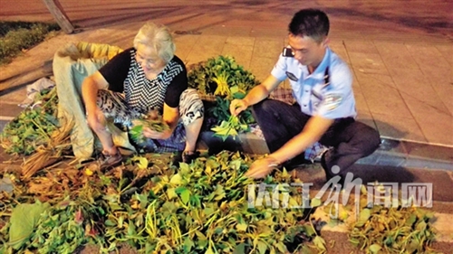 深夜在路边帮老人择菜 内江特警小哥成“网红”(图1) 深夜在路边帮老人择菜 内江特警小哥成“网红”(图1)