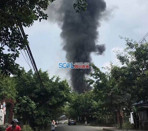 自贡废旧气瓶爆炸 5名工人受伤(图1) 自贡废旧气瓶爆炸 5名工人受伤(图1)