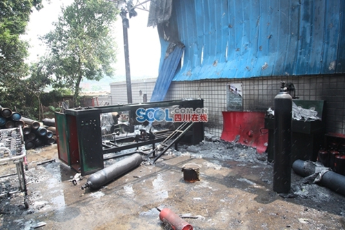 自贡废旧气瓶爆炸 5名工人受伤(图2) 自贡废旧气瓶爆炸 5名工人受伤(图2)