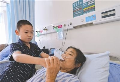 宜宾9岁"小护工"感动全病房&nbsp;绘画曾获全国金奖(图1)