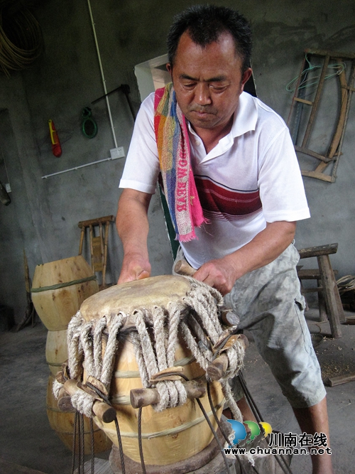 纳溪六旬翁李小青:倾其一生守候制鼓技艺(图1) 纳溪六旬翁李小青:倾其一生守候制鼓技艺(图1)