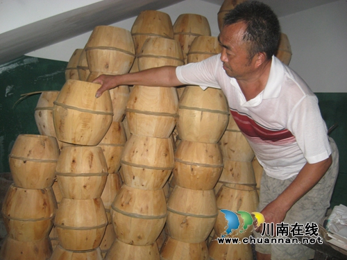 纳溪六旬翁李小青:倾其一生守候制鼓技艺(图3) 纳溪六旬翁李小青:倾其一生守候制鼓技艺(图3)