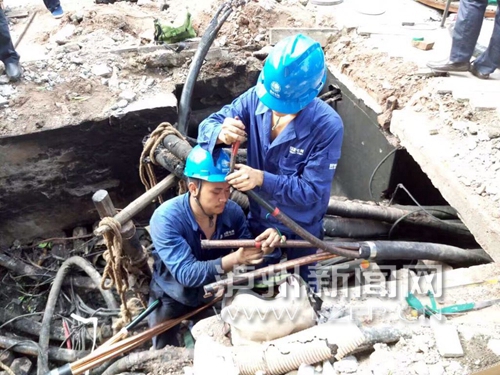 施工挖掘引发泸州城北大停电&nbsp;电力人抢修30小时(图1)