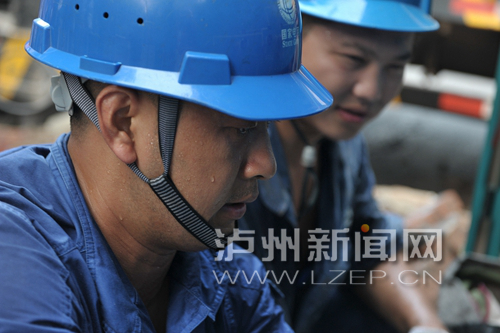 施工挖掘引发泸州城北大停电&nbsp;电力人抢修30小时(图3)