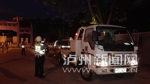 泸州一路段夜间违停增加 交警2小时查300辆车(图1) 泸州一路段夜间违停增加 交警2小时查300辆车(图1)