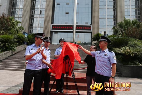 自贡两民警为抓毒贩被刺伤&nbsp;事迹将被拍成微电影(图1)