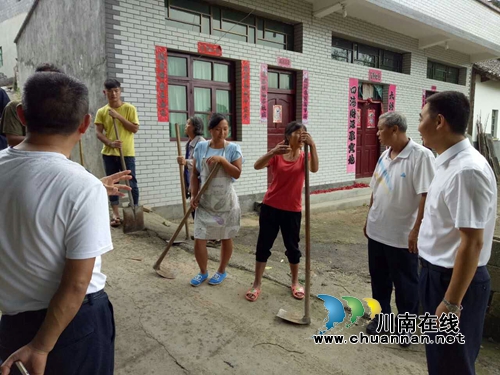 兴仁县政协副主席视察城北街道整脏治乱工作(图2)