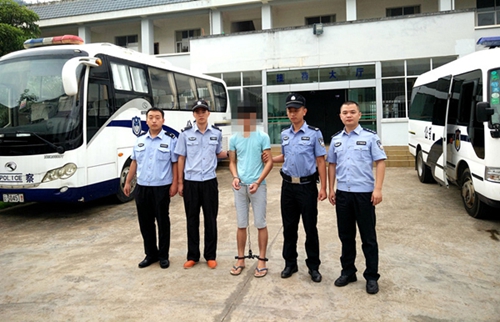 看不惯摩托车插荧光棒&nbsp;泸州两暴力男打死车主(图1)