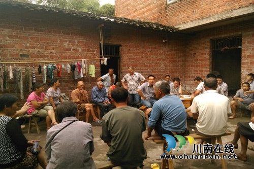 合江神臂城镇:“送法下乡”助贫困户早日脱贫(图1) 合江神臂城镇:“送法下乡”助贫困户早日脱贫(图1)