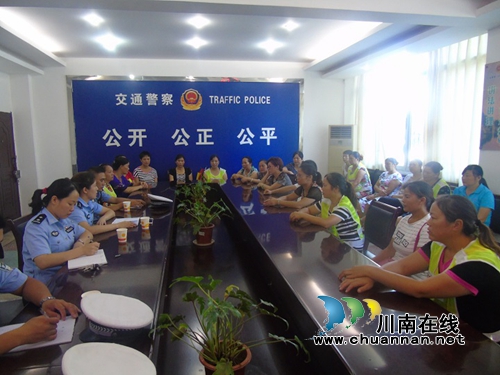 宜宾县交管大队召开文明交通劝导员培训会(图1)