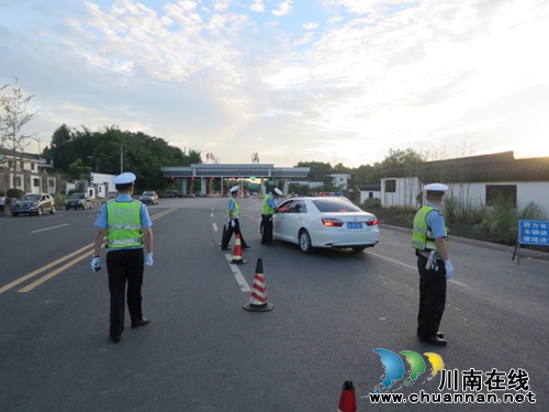 泸州交警四大队开展“酒驾”整治专项行动(图1)