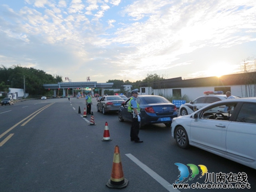 泸州交警四大队开展“酒驾”整治专项行动(图2)