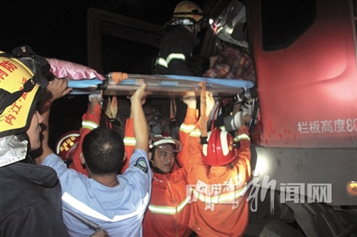 内江两辆货车深夜追尾 消防官兵破车救人(图1) 内江两辆货车深夜追尾 消防官兵破车救人(图1)