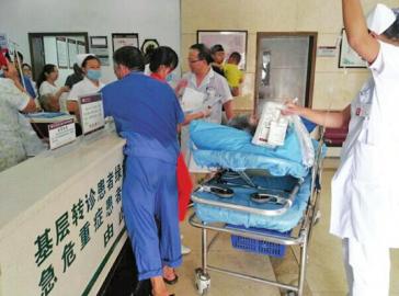 泸州：市民病倒电梯停工&nbsp;医护人员爬24楼救人(图1)