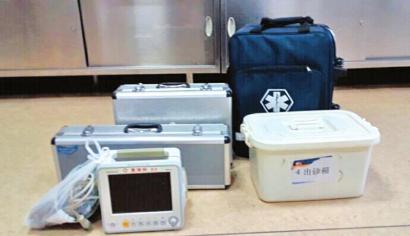 泸州：市民病倒电梯停工&nbsp;医护人员爬24楼救人(图2)