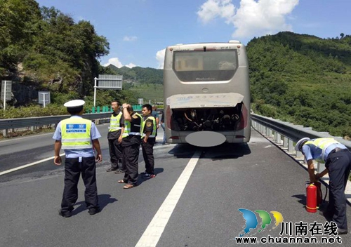 纳黔高速一客车起火 叙永交警半小时成功处置(图1) 纳黔高速一客车起火 叙永交警半小时成功处置(图1)