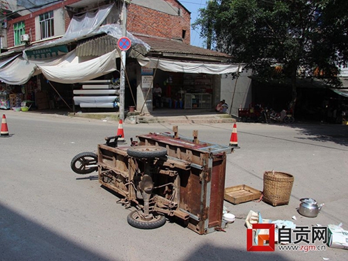 自贡:无证电三轮刹车失灵 两姐妹凋零车祸(图1) 自贡:无证电三轮刹车失灵 两姐妹凋零车祸(图1)
