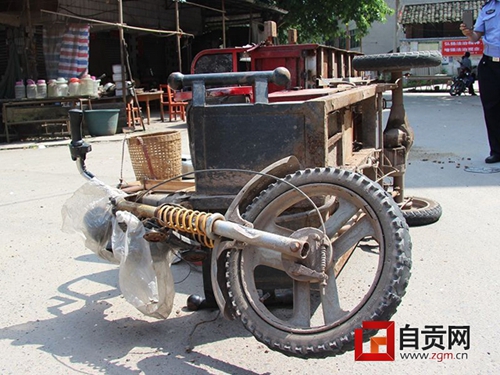 自贡:无证电三轮刹车失灵 两姐妹凋零车祸(图2) 自贡:无证电三轮刹车失灵 两姐妹凋零车祸(图2)