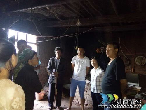 西南医大中医院深入彝村开展脱贫攻坚蹲点工作(图2) 西南医大中医院深入彝村开展脱贫攻坚蹲点工作(图2)