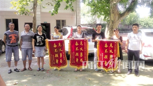感恩何曦老师&nbsp;落水游客家属赶到内江送锦旗(图2)