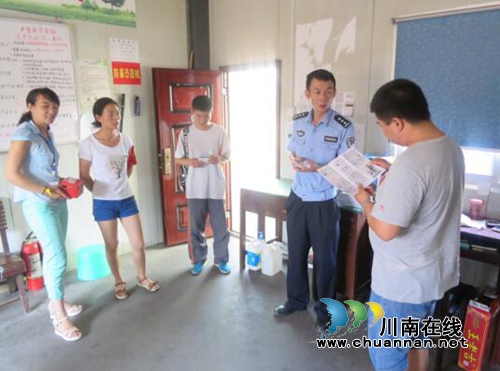 泸州市交警四大队深入企业开展道交安全宣传工作(图1)