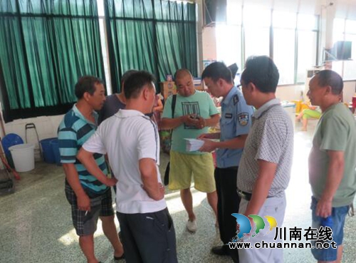 泸州市交警四大队深入企业开展道交安全宣传工作(图2)
