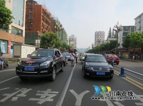 交警四大队：联合多部门开展文明礼让斑马线宣传活动(图4)